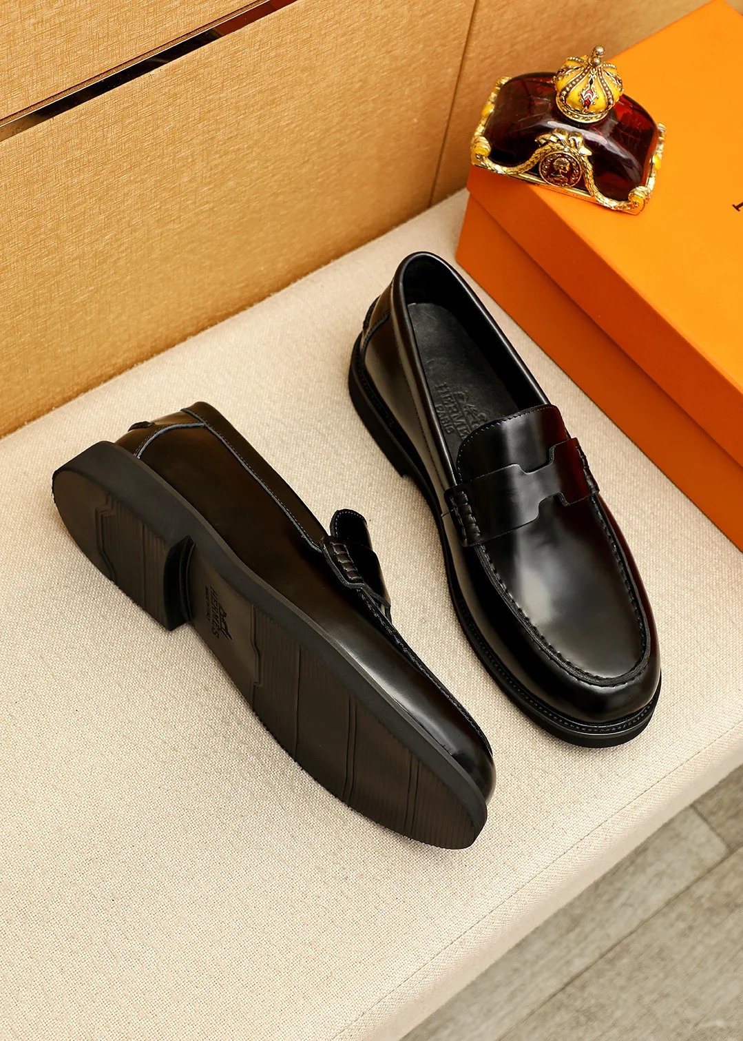 Men's shoes 💰460 💐 Product trademark: HERMES "Hermès" casual leather shoes Regular size: 38-44 (45.46🉑️customized) Product materials: Selected imported first-layer open-edge beaded cowhide leather upper + luxury hardware buckle, imported water-dyed 🐂 cowhide lining. Strong three-dimensional visual effect, foam outsole Color: 4⃣️colors available